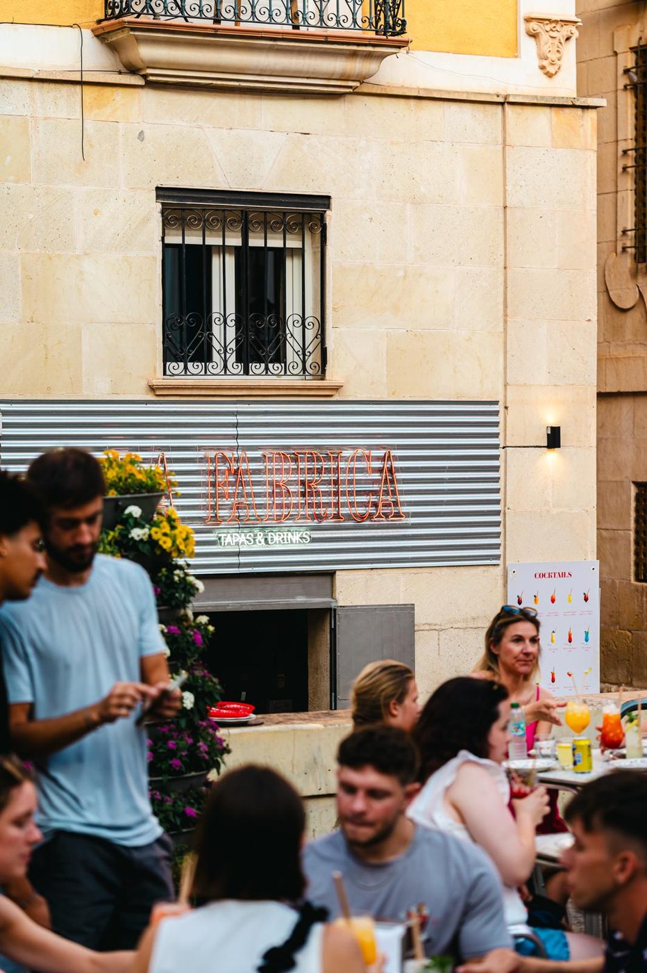 Fachada de La Fábrica, restaurante de tapas en la Plaza de Quijano, Alicante