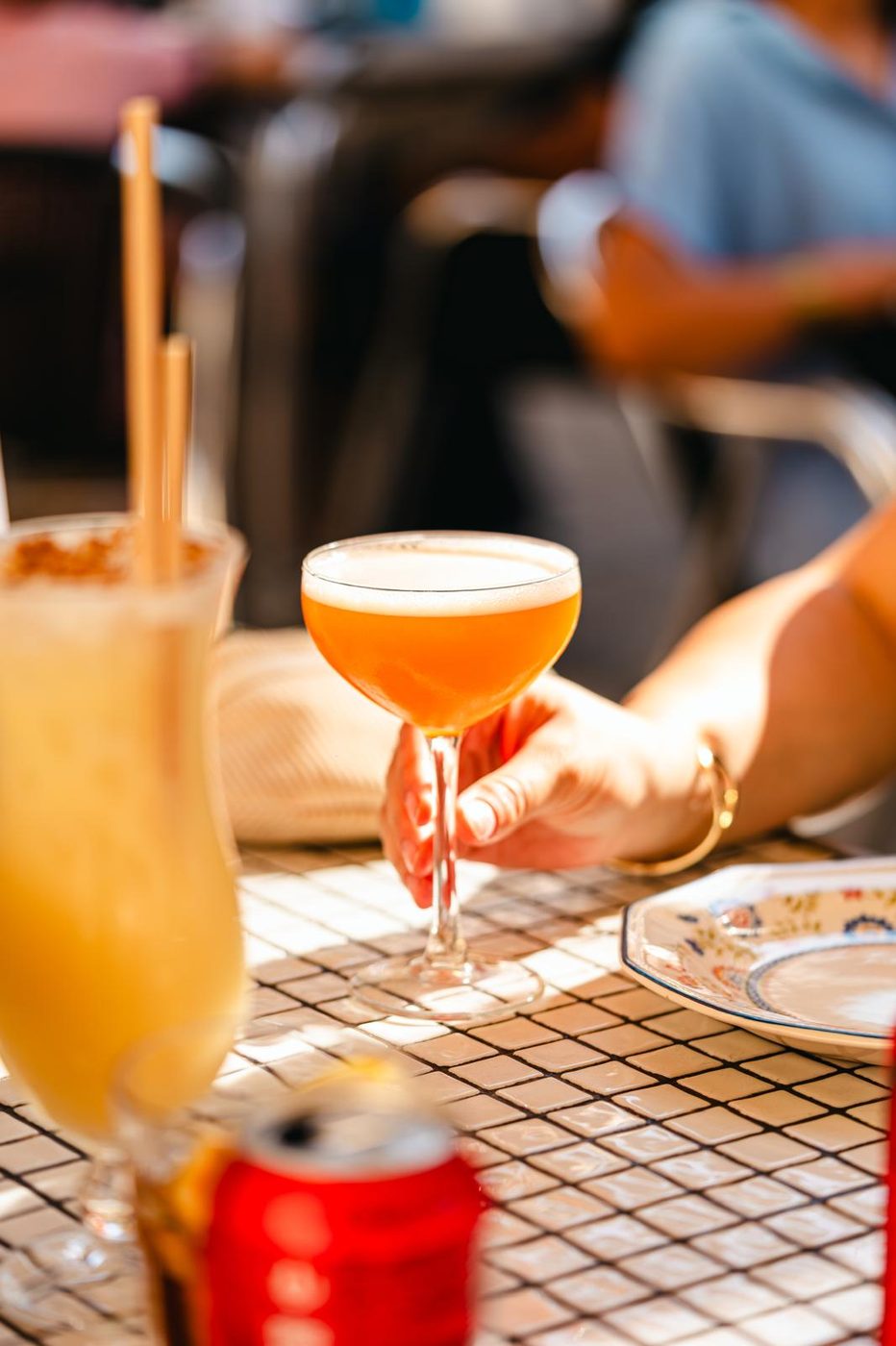 Cóctel en la terraza de La Fábrica, bar de tapas en Alicante