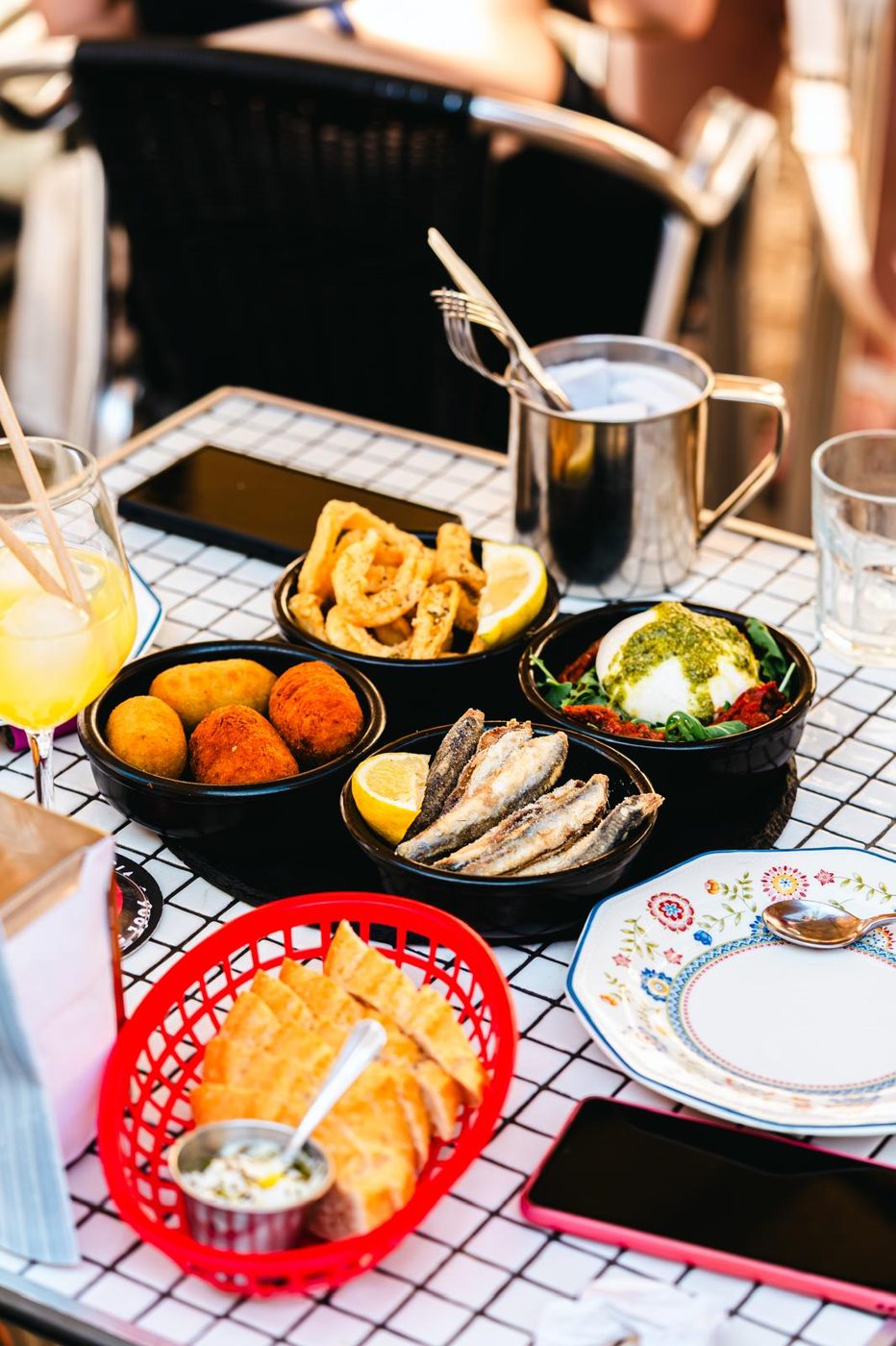 Tapas para compartir en Alicante: croquetas, boquerones y burrata